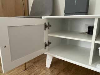Mueble TV blanco y ratán