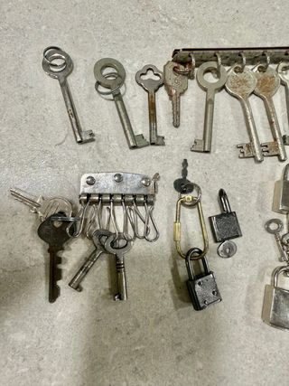 Lote de 46 llaves antiguas y vintage