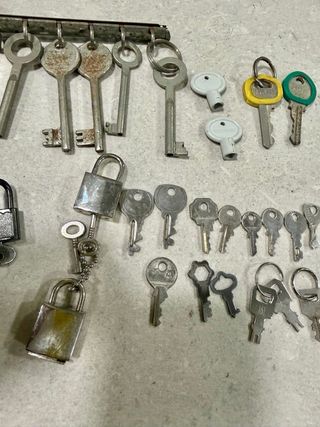 Lote de 46 llaves antiguas y vintage