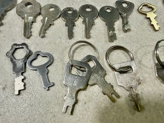 Lote de 46 llaves antiguas y vintage