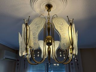 Lámpara de salón dorada y cristal