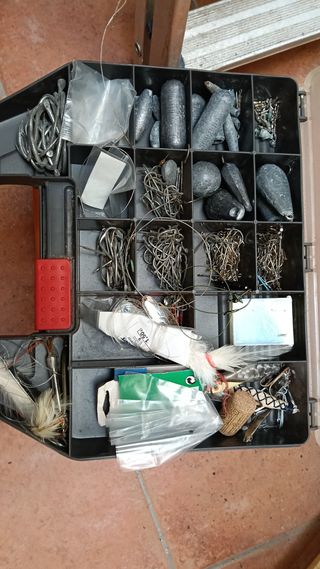 Scatola da pesca con mulinelli e esche