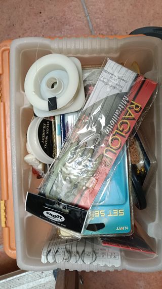 Scatola da pesca con mulinelli e esche