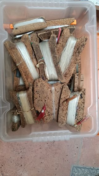 Scatola da pesca con mulinelli e esche