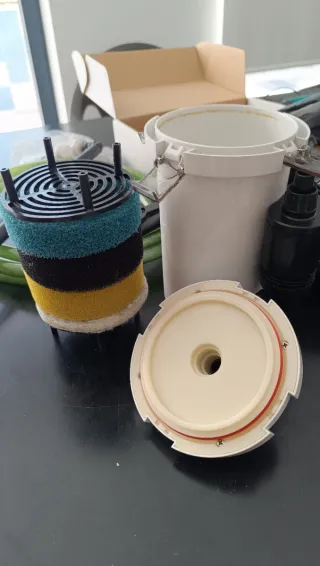 Acuario 100L con equipamiento y decoración