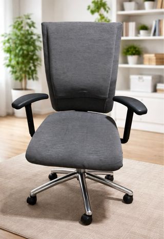 Silla de oficina gris con base metálica