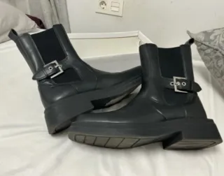 Botines negros con hebilla