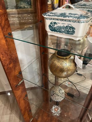 Vitrina de cristal y madera