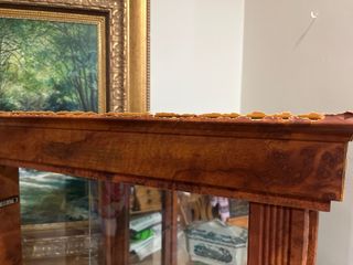 Vitrina de cristal y madera