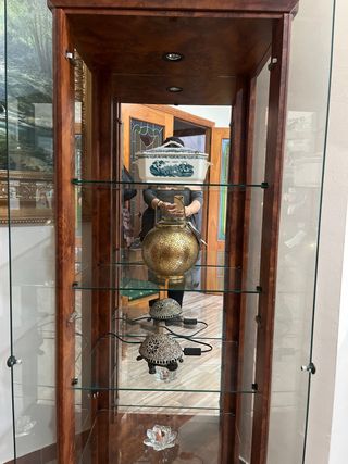 Vitrina de cristal y madera