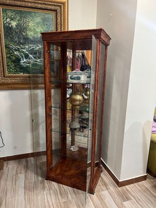 Vitrina de cristal y madera