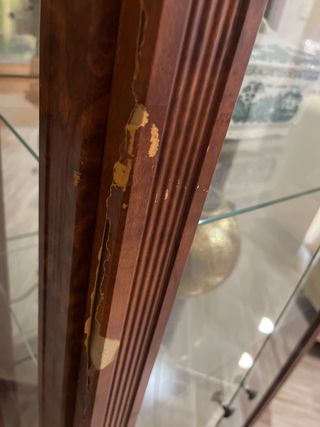 Vitrina de cristal y madera