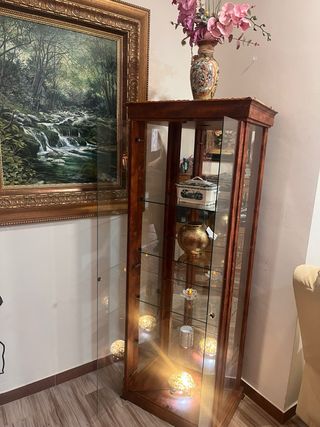 Vitrina de cristal y madera