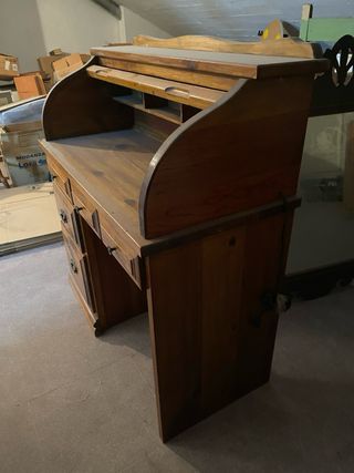 Escritorio americano de madera con persiana