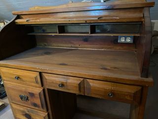 Escritorio americano de madera con persiana