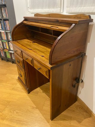 Escritorio americano de madera con persiana