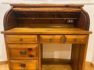 Escritorio americano de madera con persiana