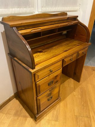 Escritorio americano de madera con persiana