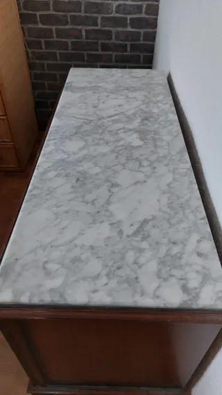 Cajonera / cómoda de madera con tapa de mármol