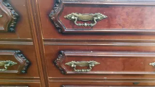 Cajonera / cómoda de madera con tapa de mármol