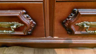 Cajonera / cómoda de madera con tapa de mármol