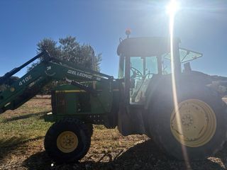 Tractor John Deere 6510 con pala