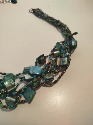 Collana perline blu e verdi petrolio