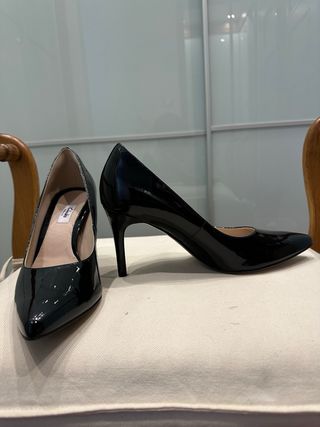 Zapatos de tacón negros charol