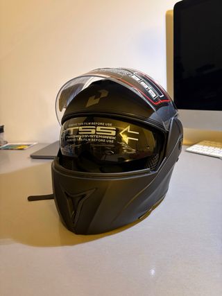 Casco de moto negro