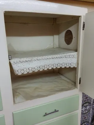 Alacena vintage verde y blanca