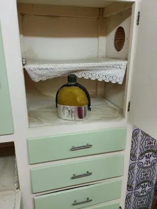 Alacena vintage verde y blanca