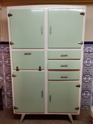 Alacena vintage verde y blanca