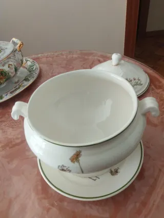 Sopera de porcelana con plato