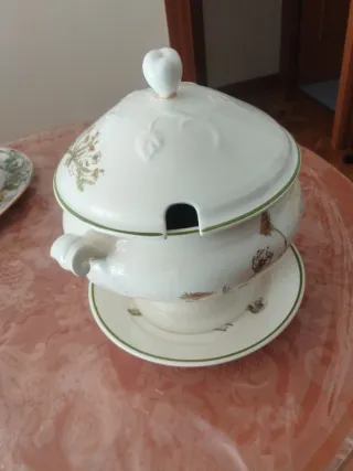 Sopera de porcelana con plato