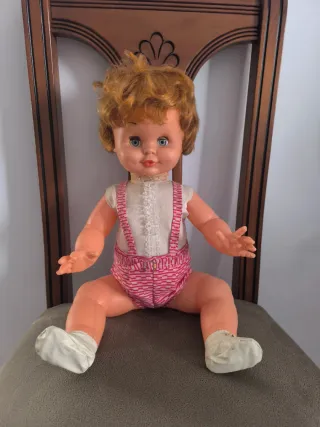 Muñeco antiguo de plástico