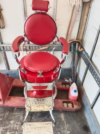 Silla antigua barbero roja y plateada