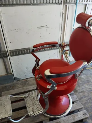 Silla antigua barbero roja y plateada