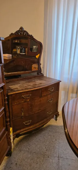 Cómoda antigua con espejo. Venta en mano.
