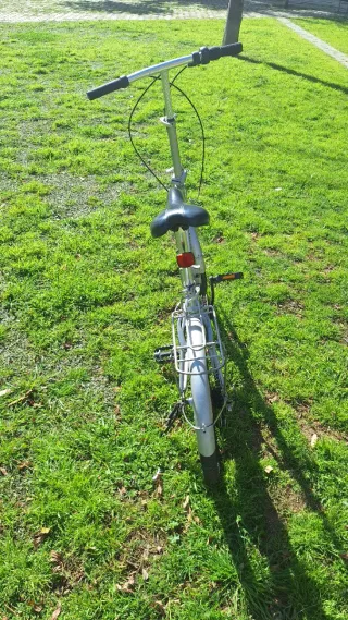 Bicicleta plegable plateada PRECIO  SOLO HOY