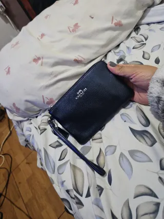 Monedero Coach Azul y zapatillas nike