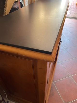 Cómoda de madera con silestone negro.