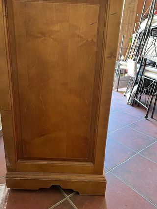 Cómoda de madera con silestone negro.