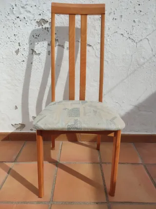 Silla de madera con asiento de tela