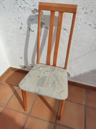 Silla de madera con asiento de tela