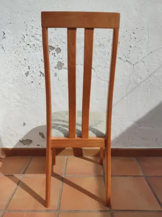 Silla de madera con asiento de tela