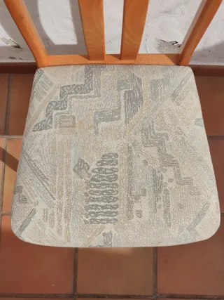 Silla de madera con asiento de tela