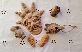 Set riproduzione oggetti antichi in  terracotta