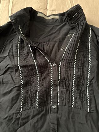 Camisa negra con detalles blancos