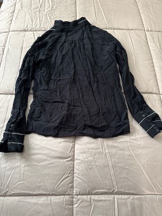 Camisa negra con detalles blancos