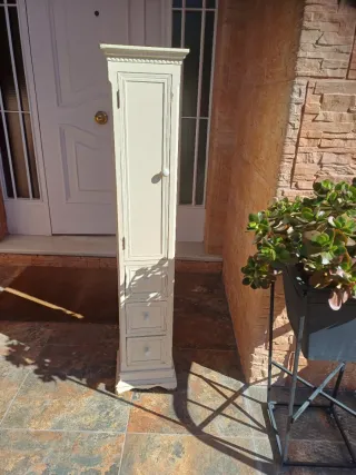 Mueble alto blanco con puerta y cajones
